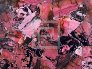 Крупноформатные панели Дюрамика с поверхностью из минерала рубиновый шпат Родонит